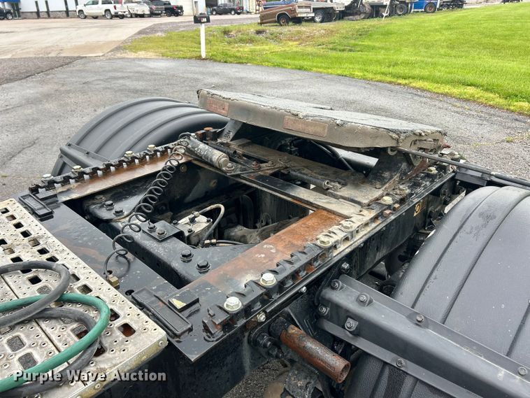 image for item FC2536 2014 Kenworth T400 semi truck