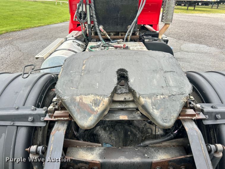 image for item FC2536 2014 Kenworth T400 semi truck