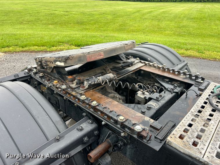 image for item FC2536 2014 Kenworth T400 semi truck