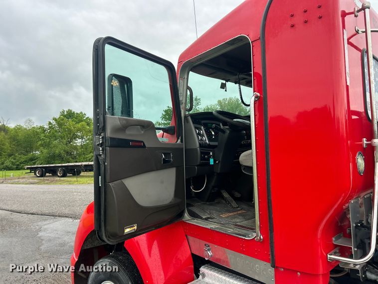 image for item FC2536 2014 Kenworth T400 semi truck