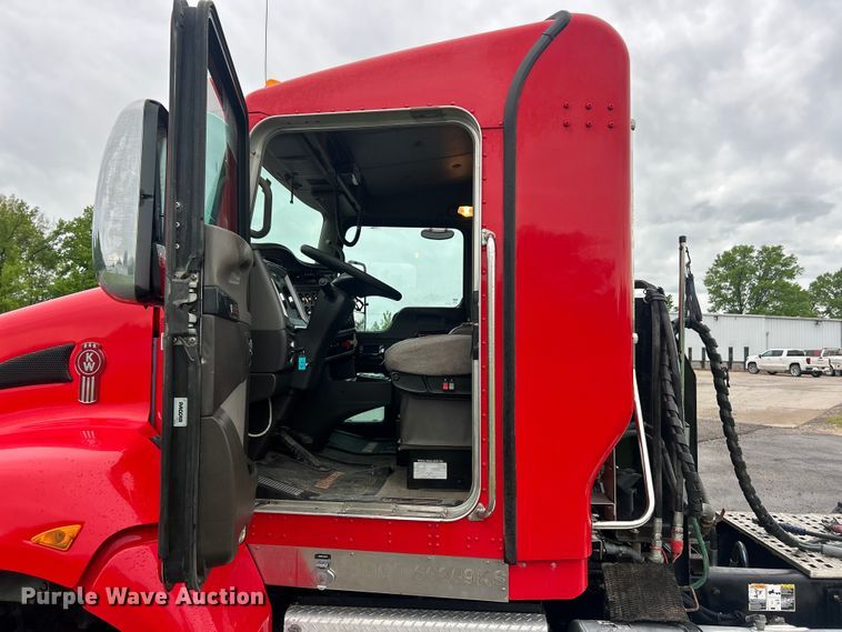 image for item FC2536 2014 Kenworth T400 semi truck