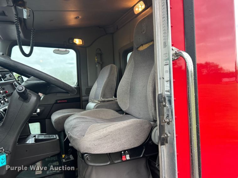 image for item FC2536 2014 Kenworth T400 semi truck