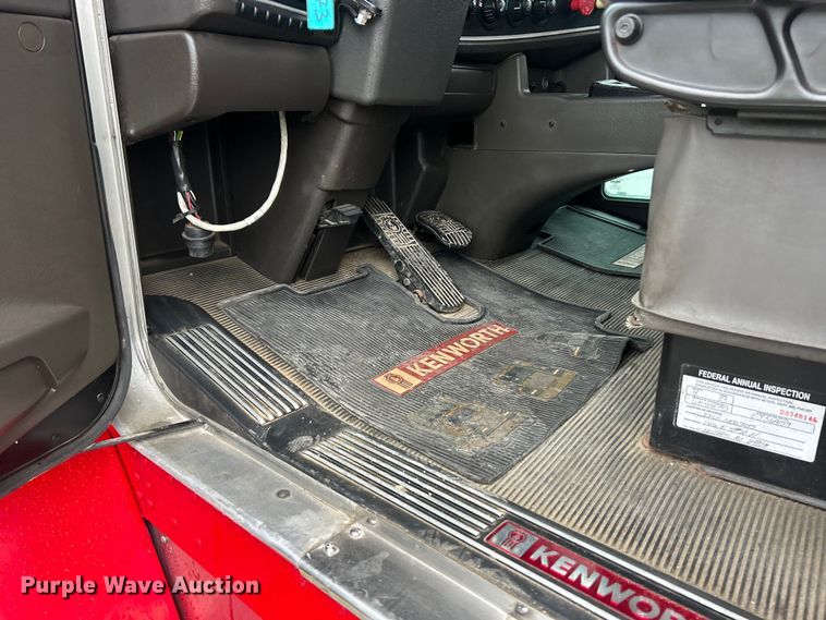 image for item FC2536 2014 Kenworth T400 semi truck