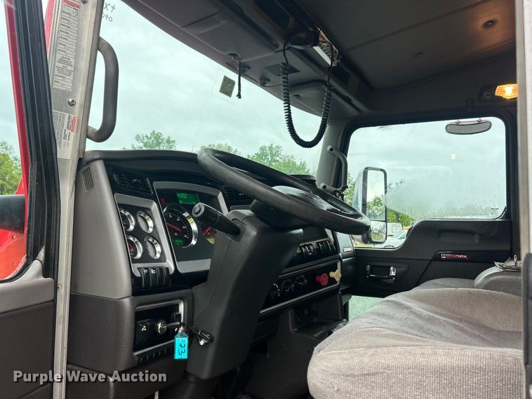 image for item FC2536 2014 Kenworth T400 semi truck