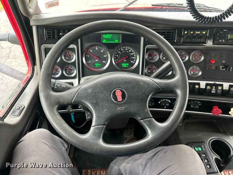 image for item FC2536 2014 Kenworth T400 semi truck