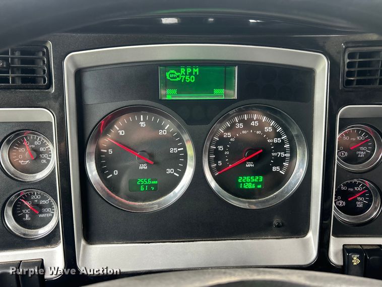 image for item FC2536 2014 Kenworth T400 semi truck