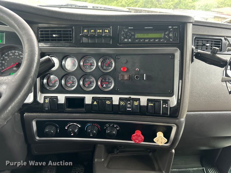 image for item FC2536 2014 Kenworth T400 semi truck