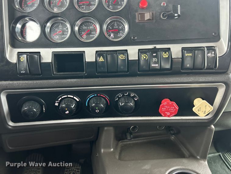 image for item FC2536 2014 Kenworth T400 semi truck