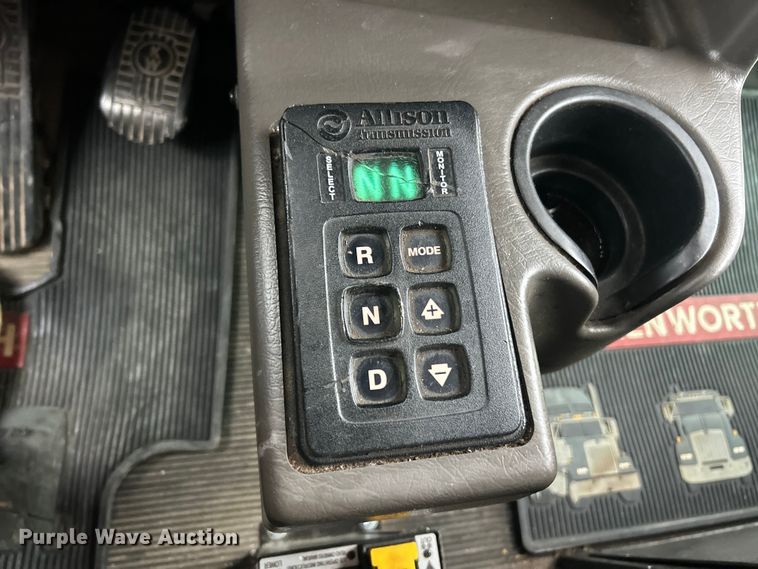 image for item FC2536 2014 Kenworth T400 semi truck