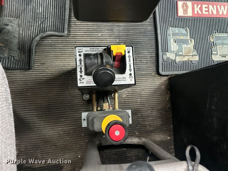 image for item FC2536 2014 Kenworth T400 semi truck