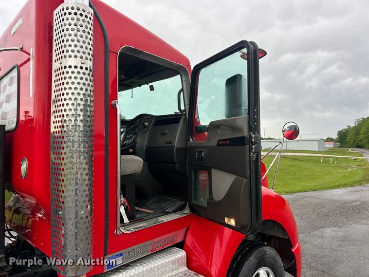 image for item FC2536 2014 Kenworth T400 semi truck