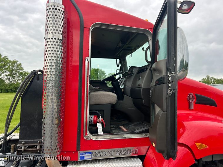 image for item FC2536 2014 Kenworth T400 semi truck