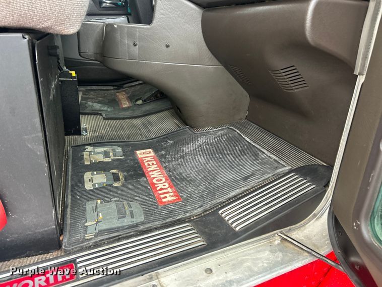 image for item FC2536 2014 Kenworth T400 semi truck