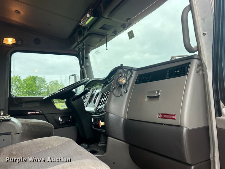 image for item FC2536 2014 Kenworth T400 semi truck