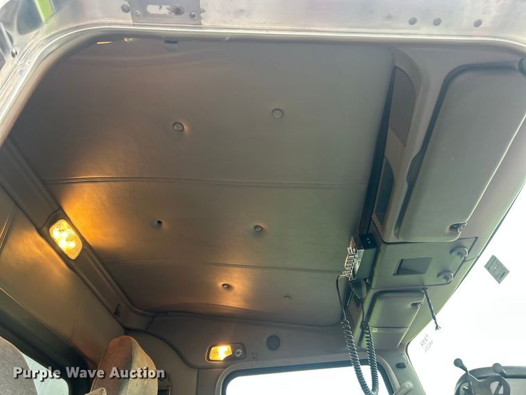 image for item FC2536 2014 Kenworth T400 semi truck