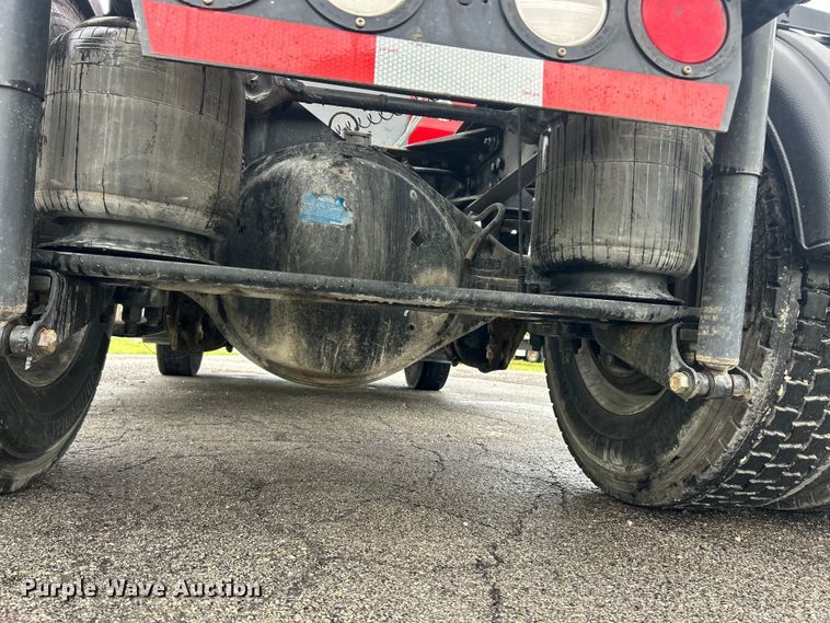 image for item FC2536 2014 Kenworth T400 semi truck