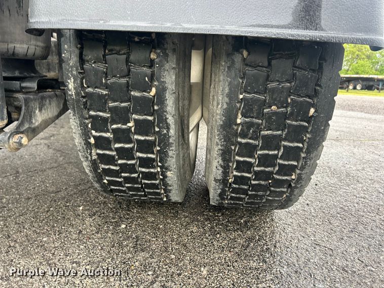 image for item FC2536 2014 Kenworth T400 semi truck