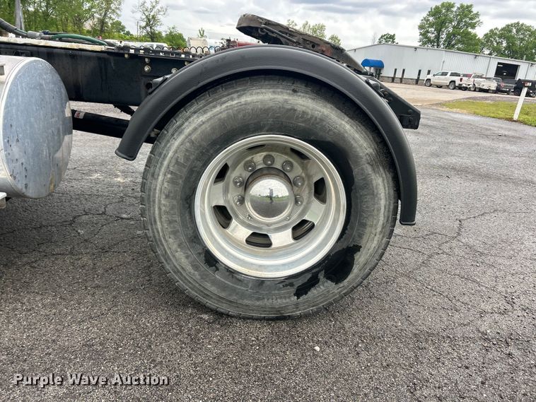 image for item FC2536 2014 Kenworth T400 semi truck