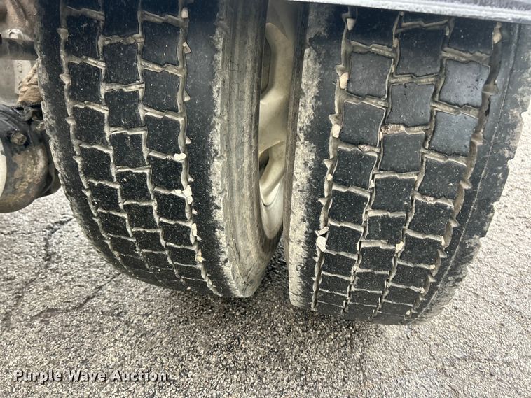 image for item FC2536 2014 Kenworth T400 semi truck