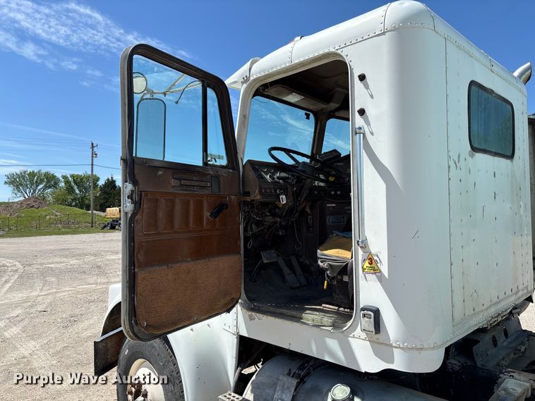 image for item FC5593 1987 Freightliner FLC truck cab and chassis