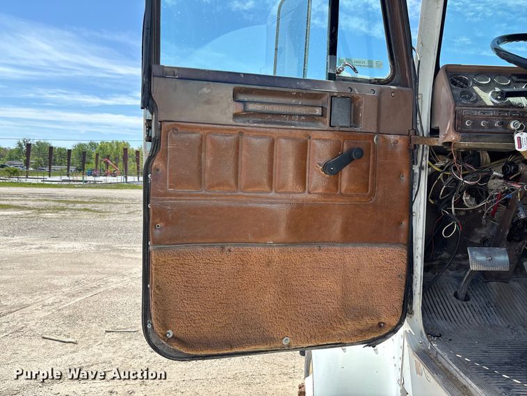 image for item FC5593 1987 Freightliner FLC truck cab and chassis