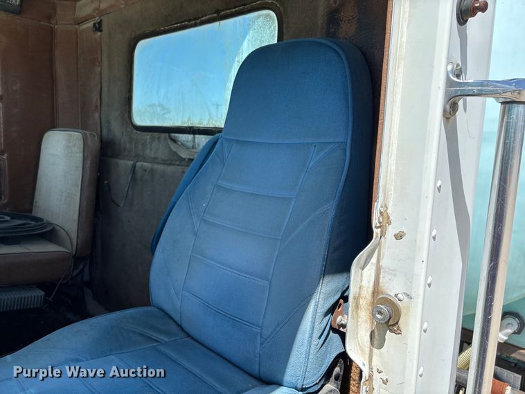 image for item FC5593 1987 Freightliner FLC truck cab and chassis
