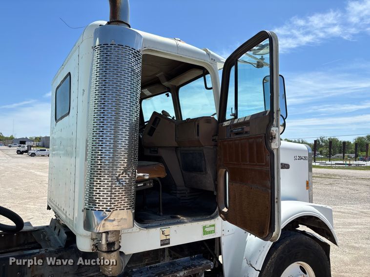 image for item FC5593 1987 Freightliner FLC truck cab and chassis