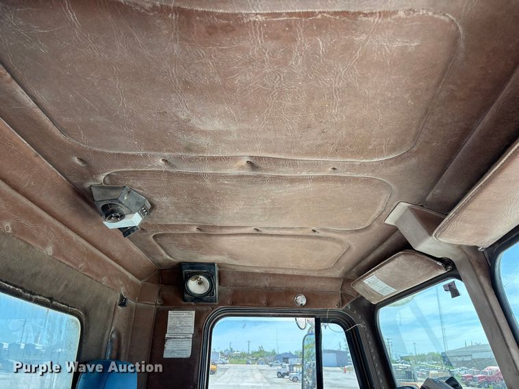 image for item FC5593 1987 Freightliner FLC truck cab and chassis