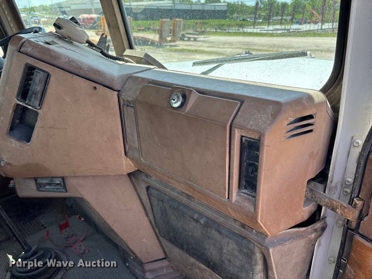 image for item FC5593 1987 Freightliner FLC truck cab and chassis