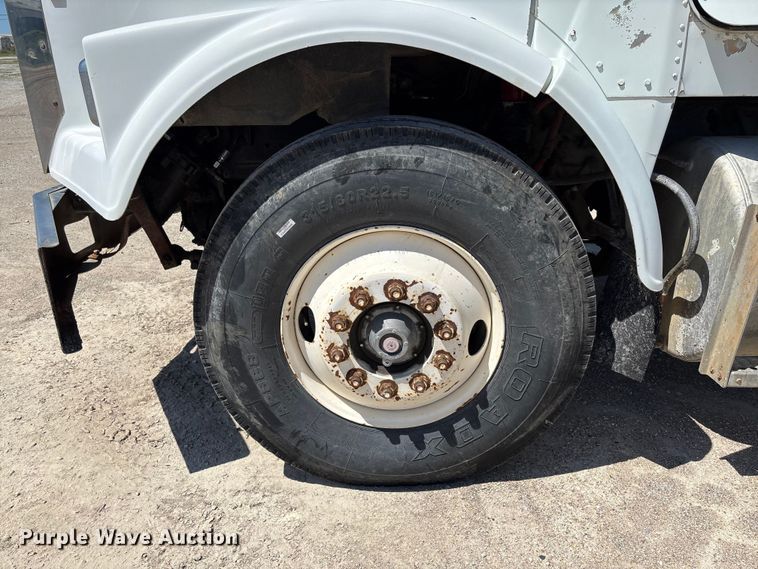 image for item FC5593 1987 Freightliner FLC truck cab and chassis