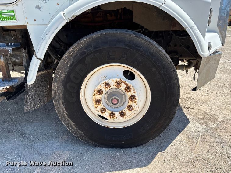 image for item FC5593 1987 Freightliner FLC truck cab and chassis