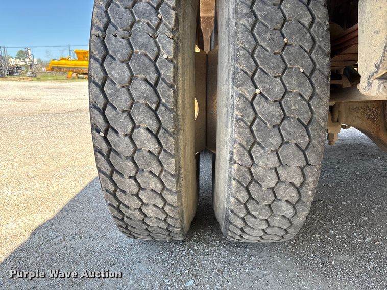 image for item FC5593 1987 Freightliner FLC truck cab and chassis