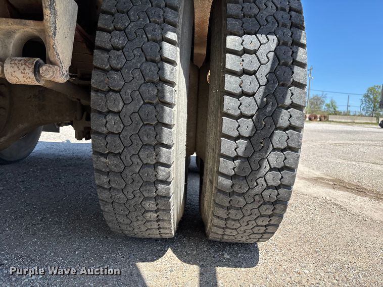 image for item FC5593 1987 Freightliner FLC truck cab and chassis