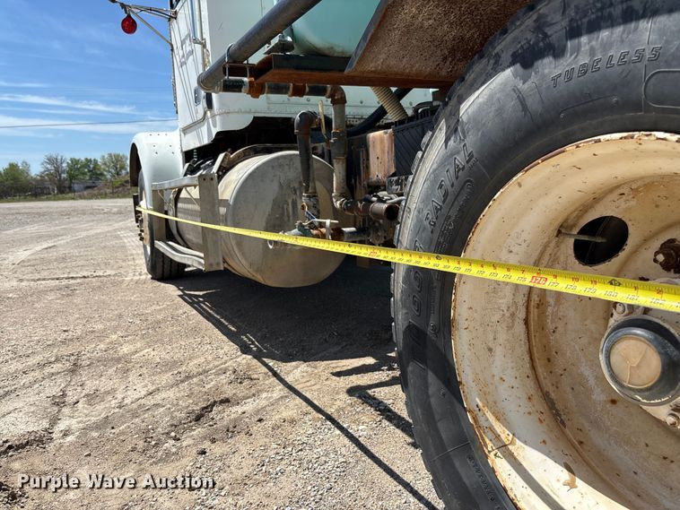 image for item FC5593 1987 Freightliner FLC truck cab and chassis