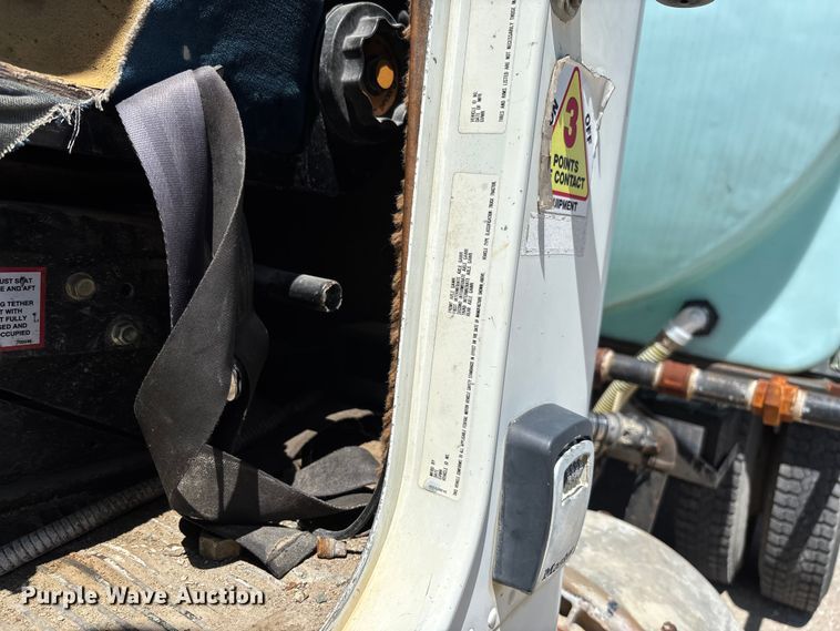 image for item FC5593 1987 Freightliner FLC truck cab and chassis