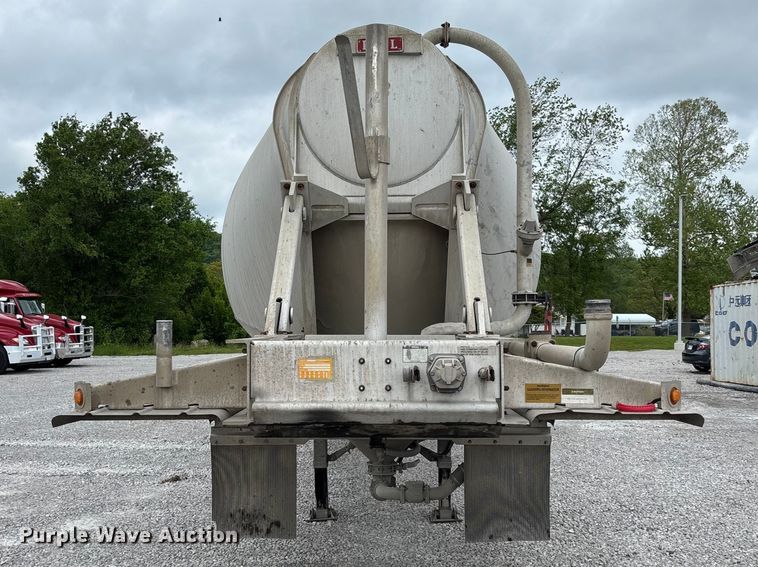 image for item FC5607 2004 Heil pneumatic dry bulk trailer