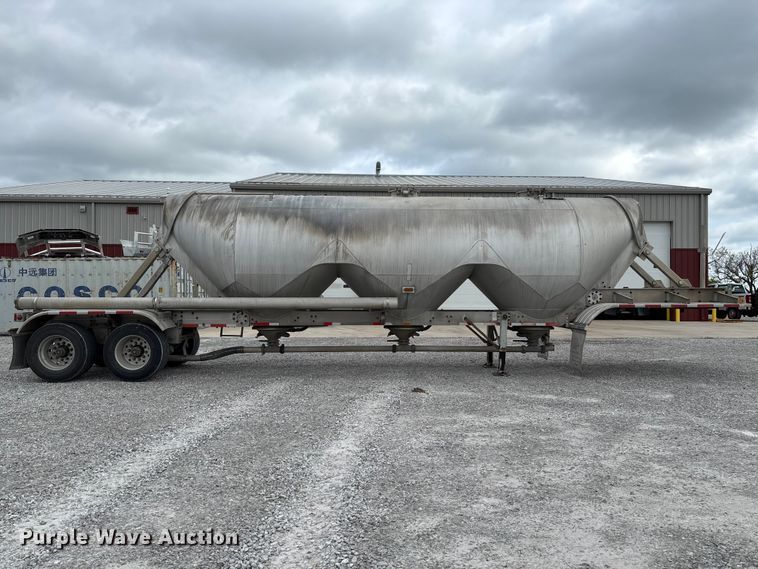 image for item FC5607 2004 Heil pneumatic dry bulk trailer