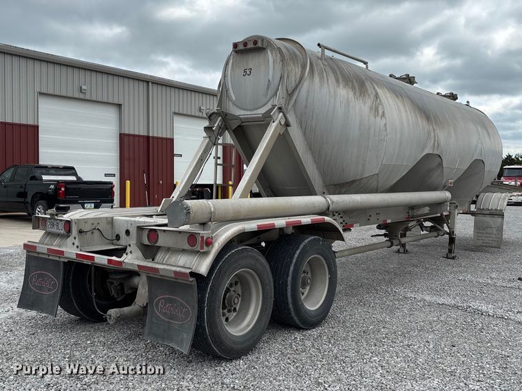 image for item FC5607 2004 Heil pneumatic dry bulk trailer