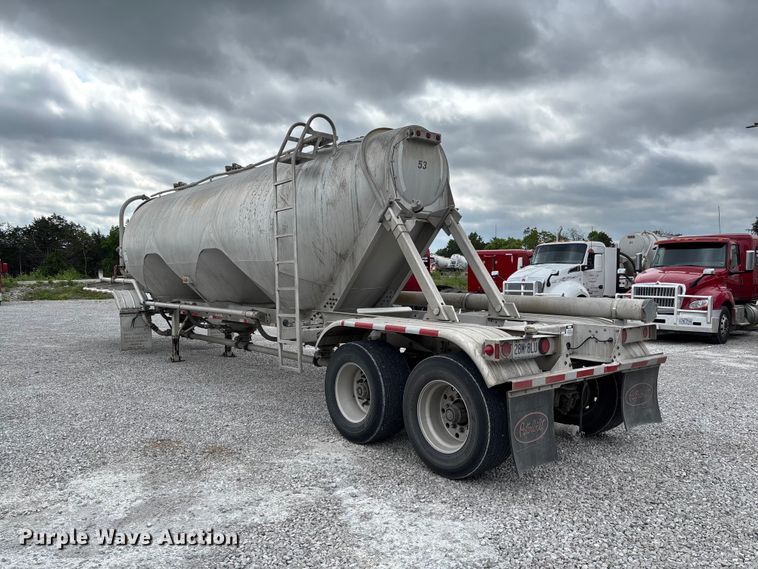 image for item FC5607 2004 Heil pneumatic dry bulk trailer