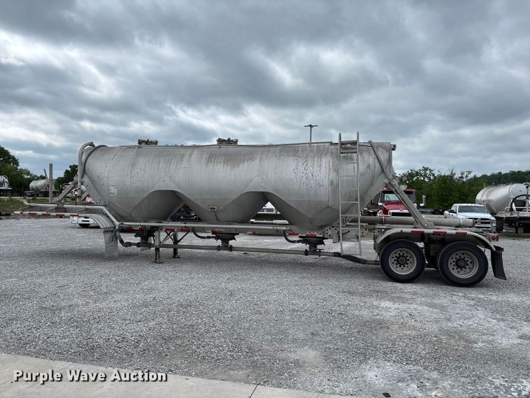 image for item FC5607 2004 Heil pneumatic dry bulk trailer