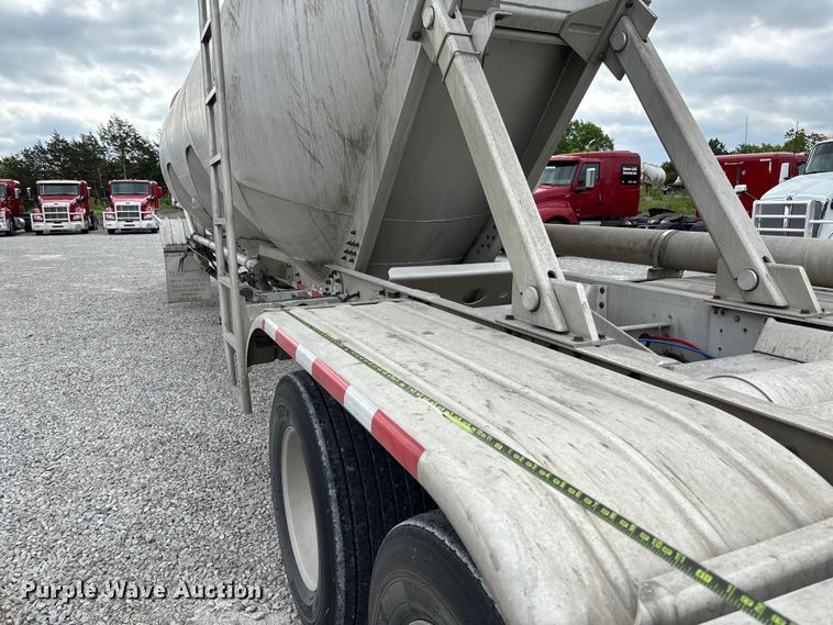 image for item FC5607 2004 Heil pneumatic dry bulk trailer