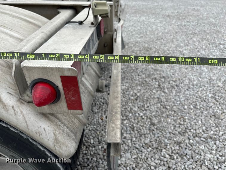 image for item FC5607 2004 Heil pneumatic dry bulk trailer