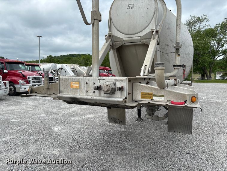 image for item FC5607 2004 Heil pneumatic dry bulk trailer