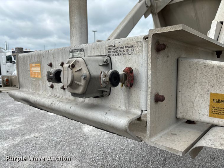image for item FC5607 2004 Heil pneumatic dry bulk trailer