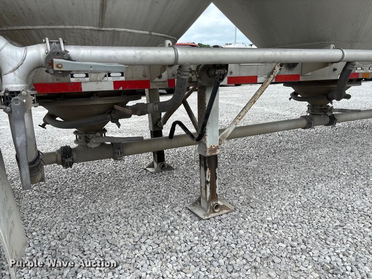 image for item FC5607 2004 Heil pneumatic dry bulk trailer