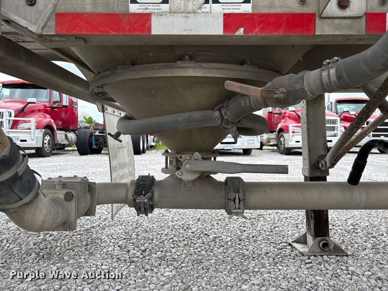 image for item FC5607 2004 Heil pneumatic dry bulk trailer