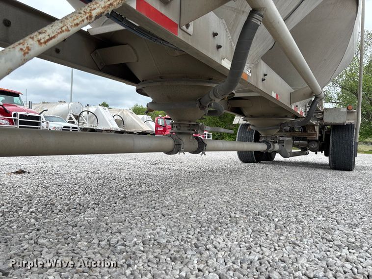 image for item FC5607 2004 Heil pneumatic dry bulk trailer