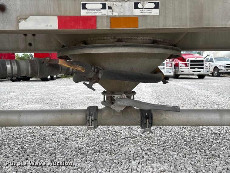 image for item FC5607 2004 Heil pneumatic dry bulk trailer