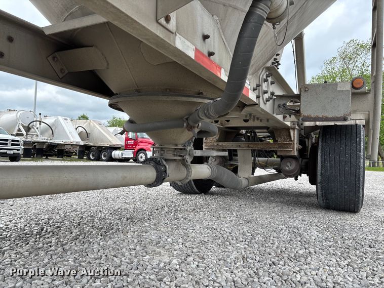 image for item FC5607 2004 Heil pneumatic dry bulk trailer