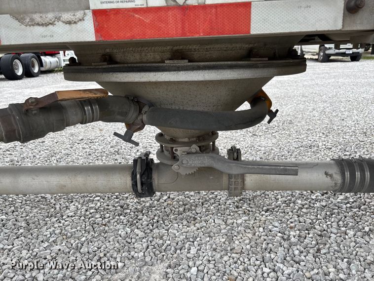 image for item FC5607 2004 Heil pneumatic dry bulk trailer